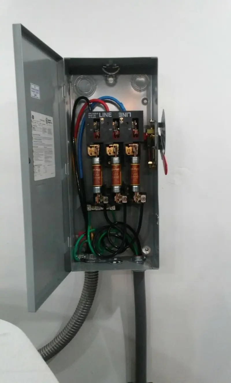 Three-phase disconnect switch installed for Smoke Detector Installation in Experiment